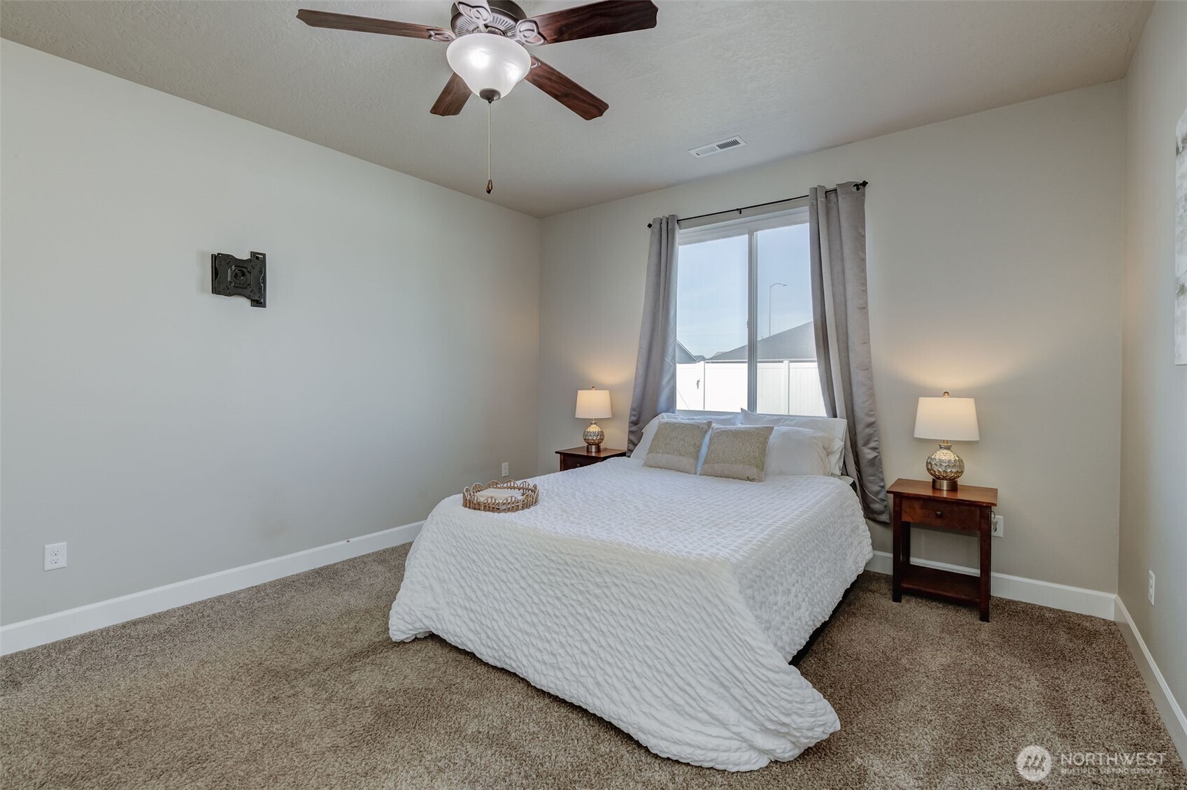 415 R Street Southwest Quincy, WA 98848 - Photo 14 of 33 a bedroom with a bed and a window