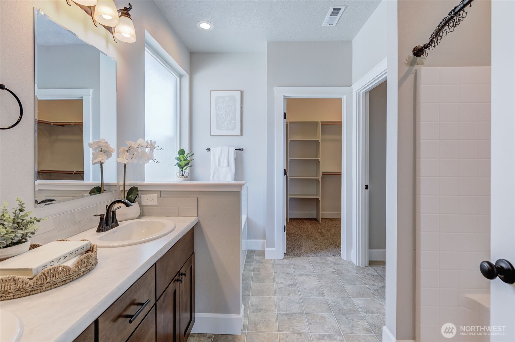 415 R Street Southwest Quincy, WA 98848 - Photo 17 of 33 a en suite bathroom with a sink and a mirror