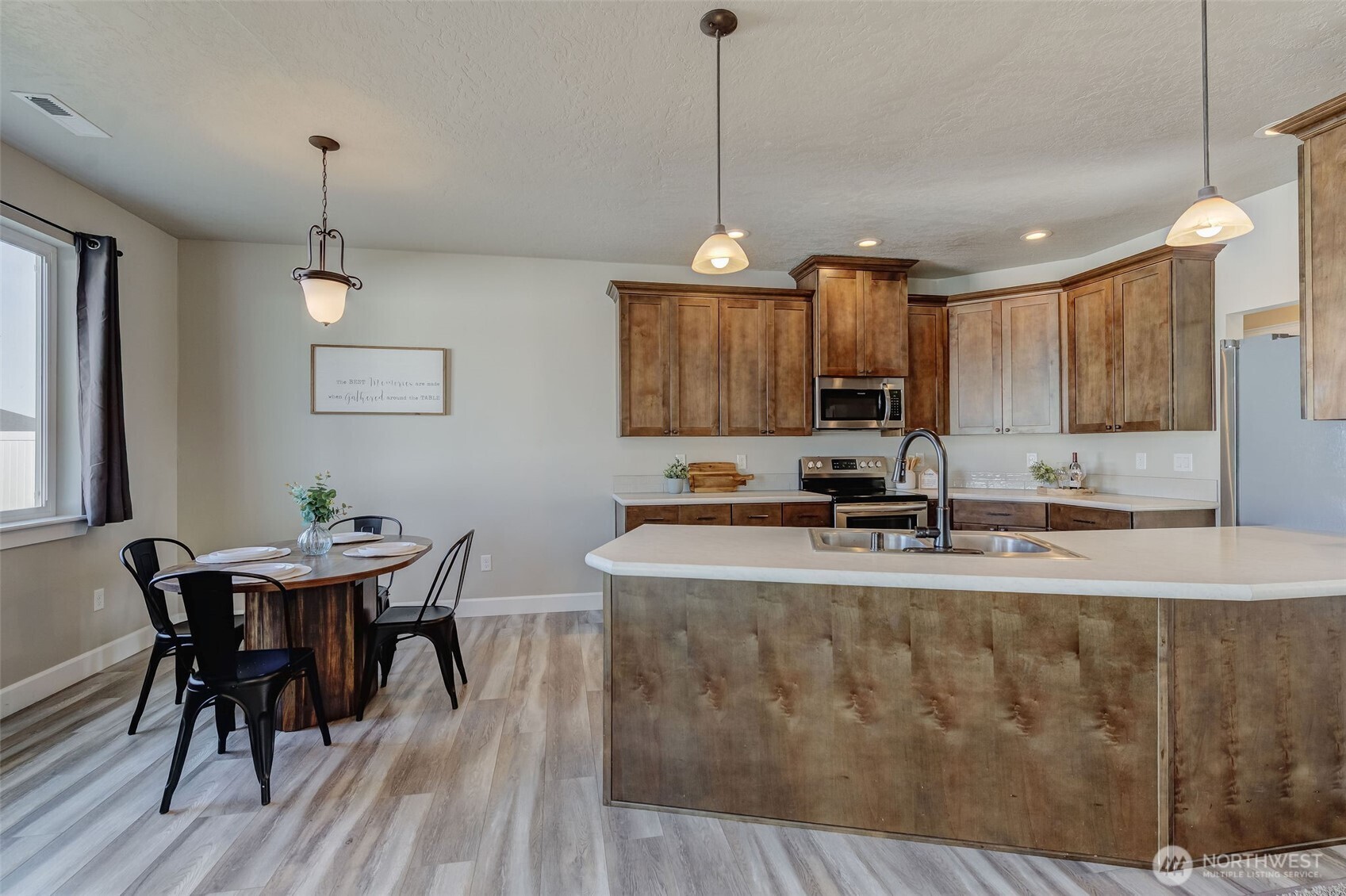 415 R Street Southwest Quincy, WA 98848 - Photo 7 of 33 a large kitchen with a table and chairs