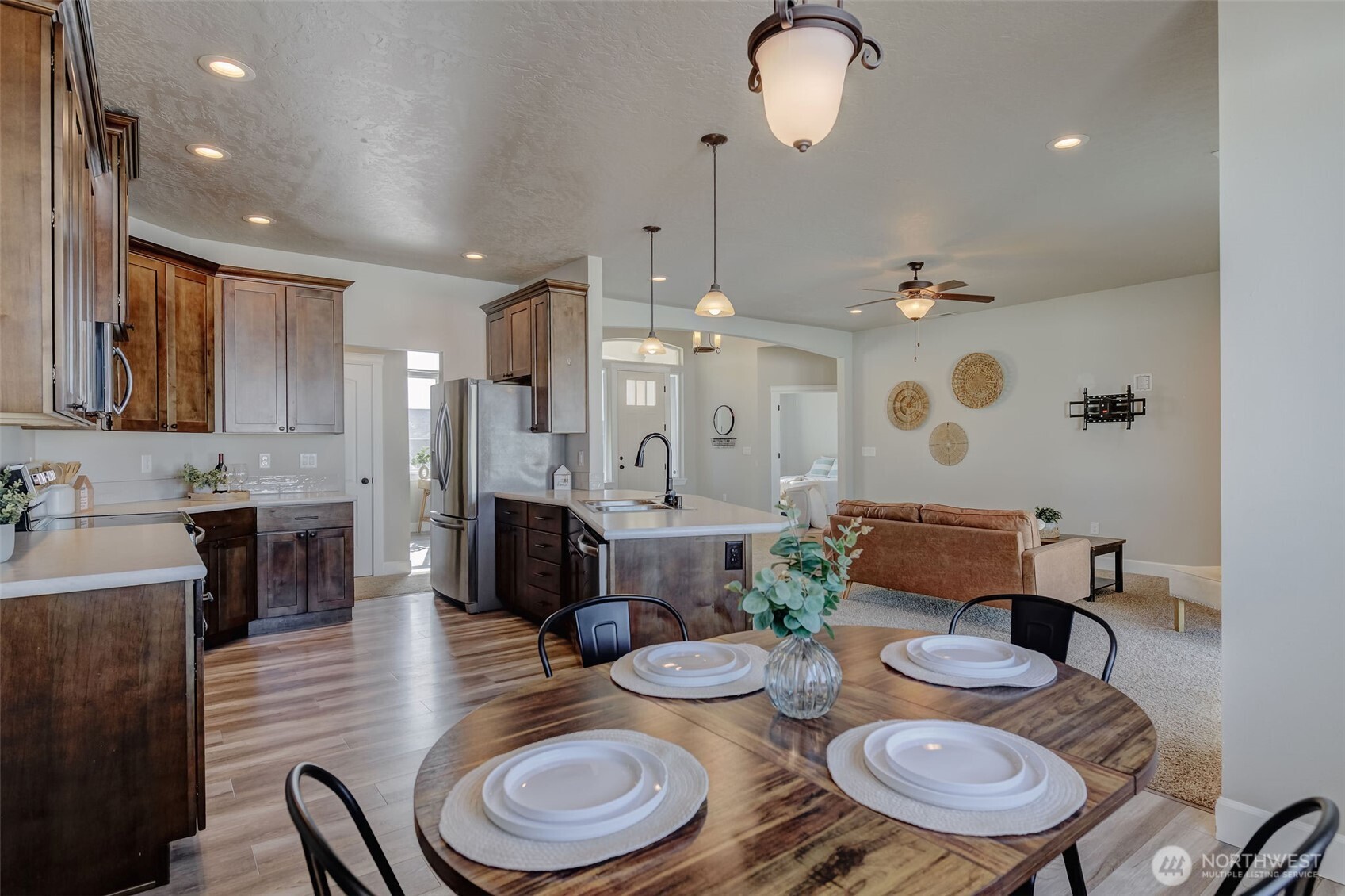 415 R Street Southwest Quincy, WA 98848 - Photo 8 of 33 a living room with furniture kitchen view and a chandelier