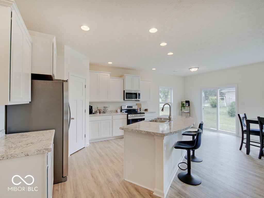 3923 Windstar Way Columbus, IN 47203 - Photo 8 of 41