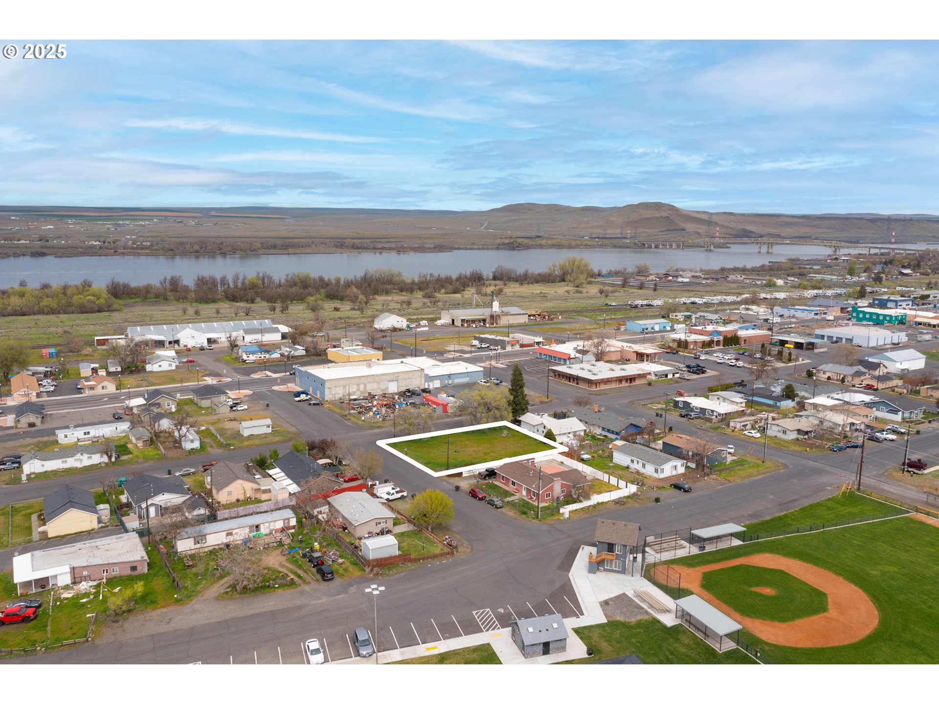 7th Umatilla, OR 97882 - Photo 2 of 12 a view of a city with an ocean