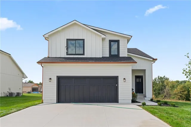 $404,500 | 2004 Southeast Oak Ridge Drive, Oak Grove, MO 64075