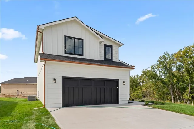 $404,500 | 2004 Southeast Oak Ridge Drive, Oak Grove, MO 64075