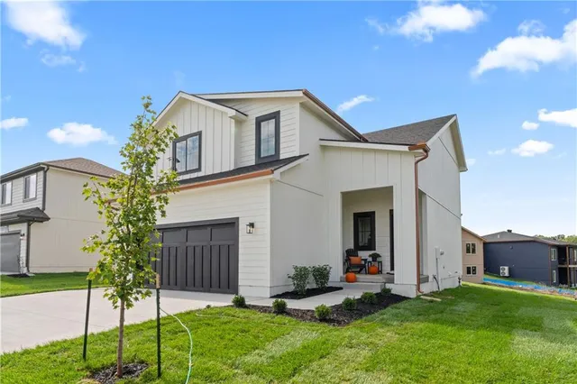 $404,500 | 2004 Southeast Oak Ridge Drive, Oak Grove, MO 64075