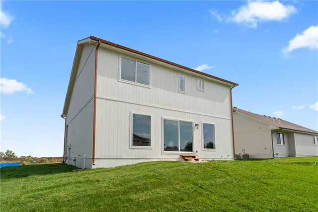 $404,500 | 2004 Southeast Oak Ridge Drive, Oak Grove, MO 64075