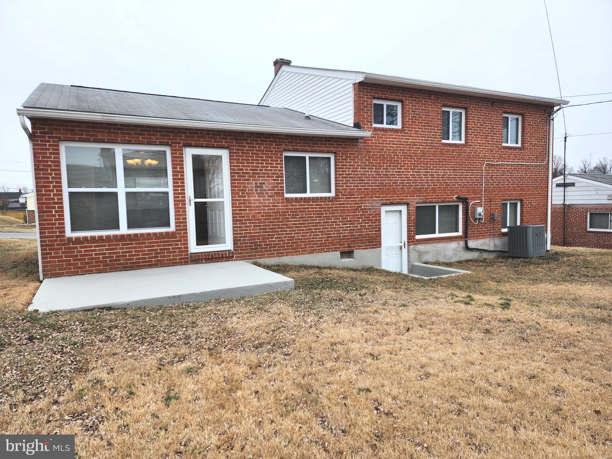 914 Vanderwood Road Catonsville, MD 21228 - Photo 3 of 23 a front view of a house with garden
