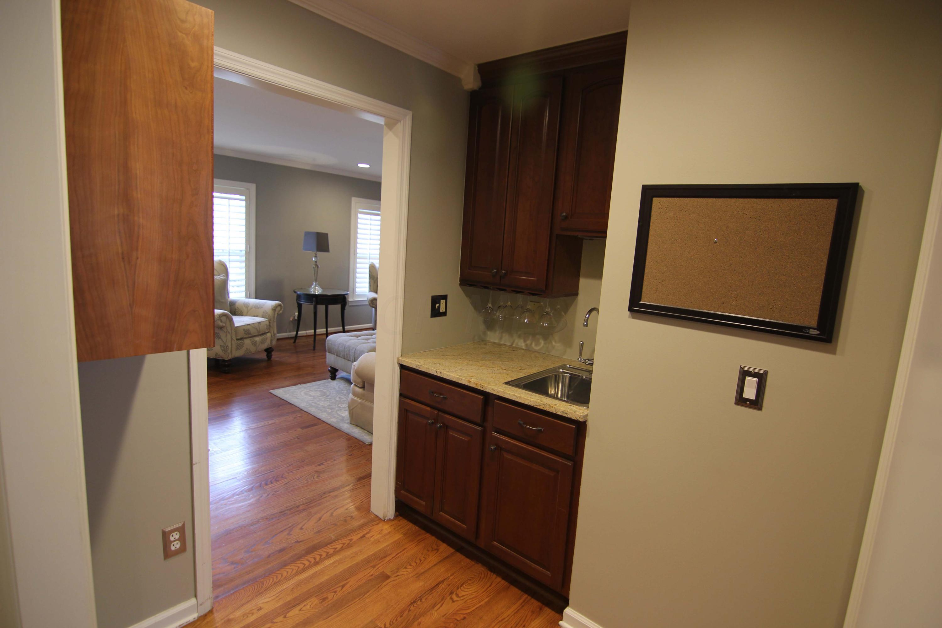 2561 Chartwell Road Columbus, OH 43220 - Photo 8 of 31 Gallery Image 8