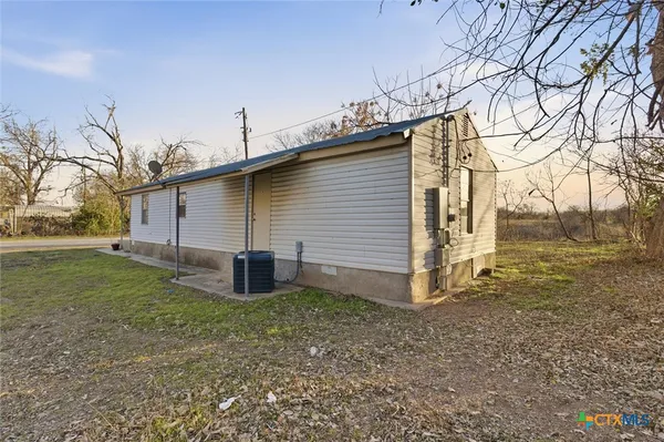 a view of a house with backyard