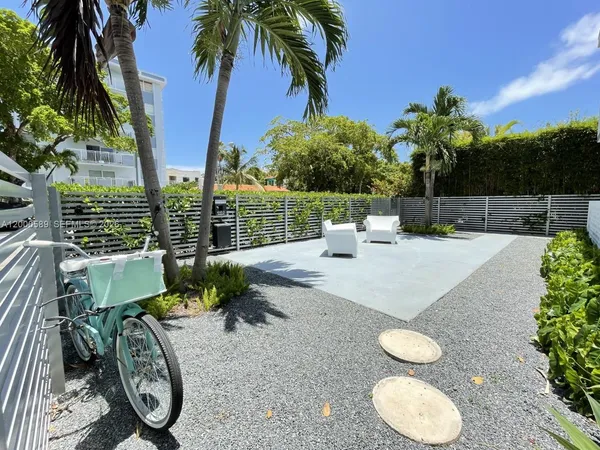 $1,800 | 942 Lenox Avenue, Unit 5, Miami Beach, FL 33139