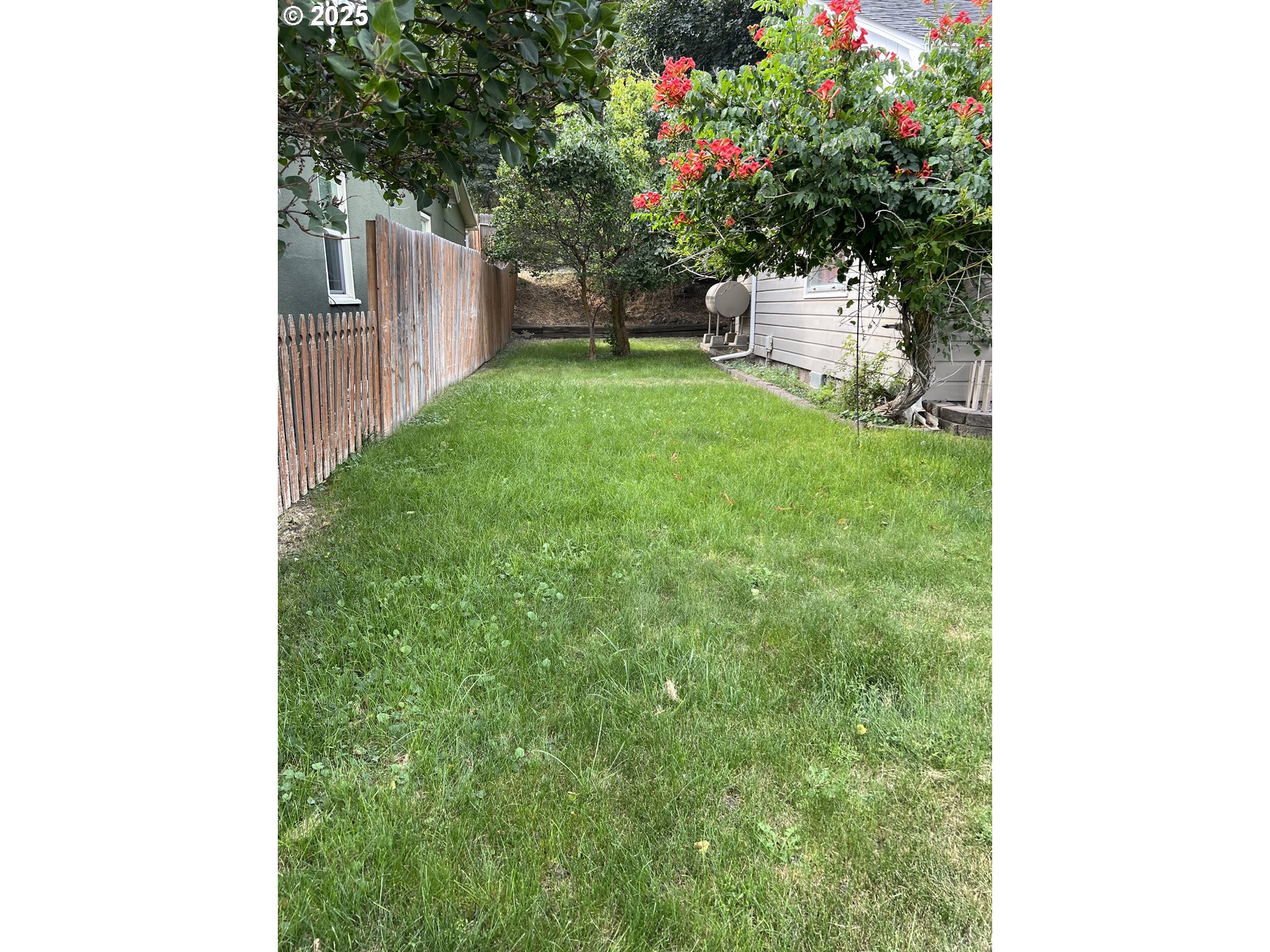 520 Southeast Hillcrest Road John Day, OR 97845 - Photo 2 of 7 a house view with a garden space