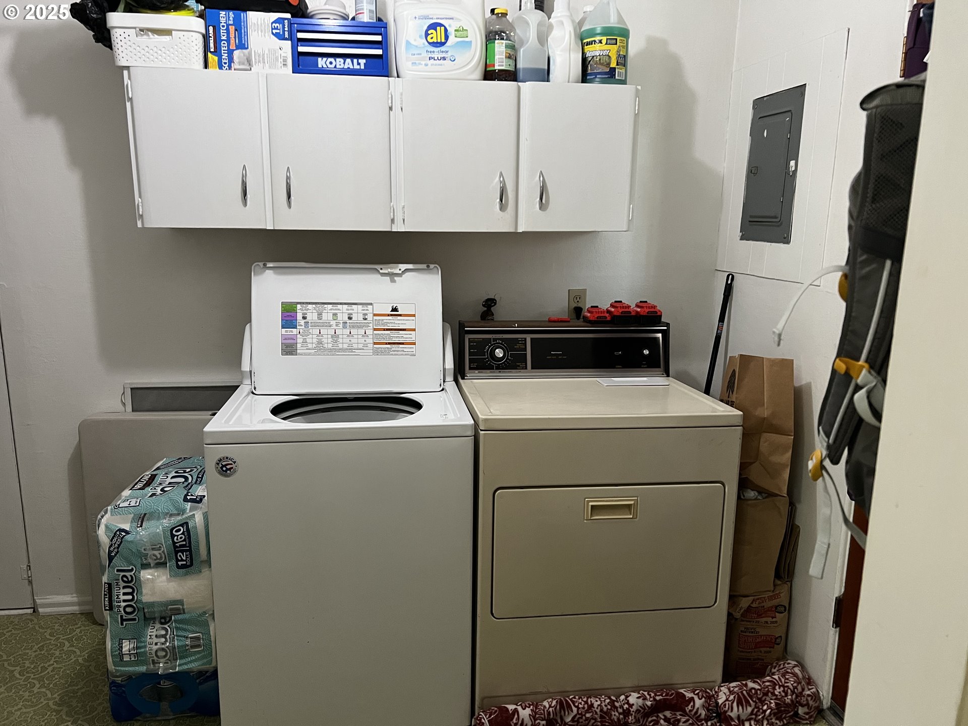 520 Southeast Hillcrest Road John Day, OR 97845 - Photo 5 of 7 a utility room with dryer and washer