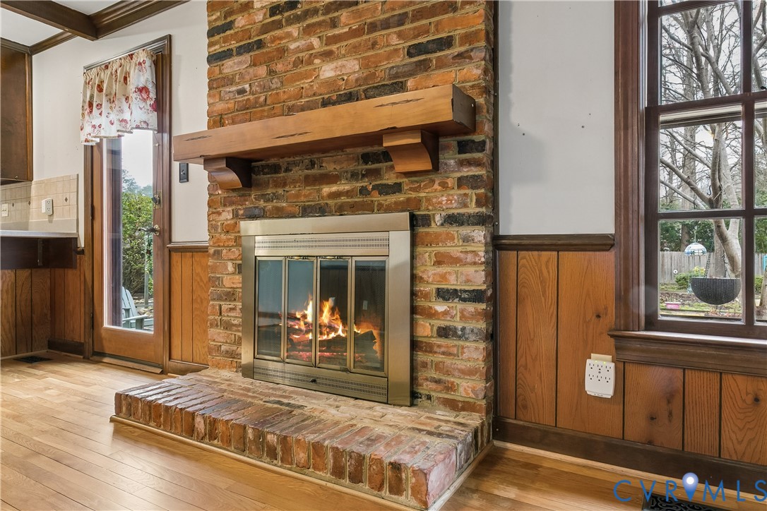 504 Meadowfield Road Yorktown, VA 23692 - Photo 20 of 45 a living room with furniture and a window