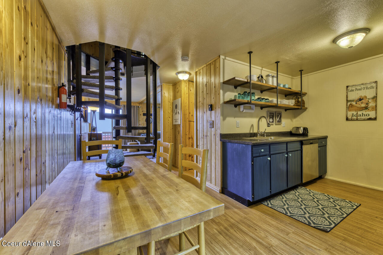 384 Parallel Run Sandpoint, ID 83864 - Photo 11 of 21 Kitchen and dining