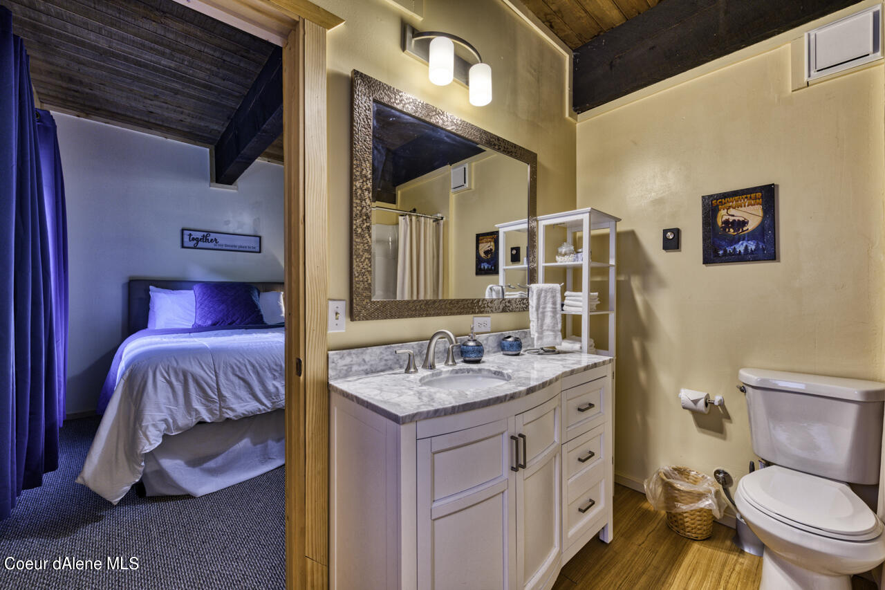 384 Parallel Run Sandpoint, ID 83864 - Photo 15 of 21 Master suite