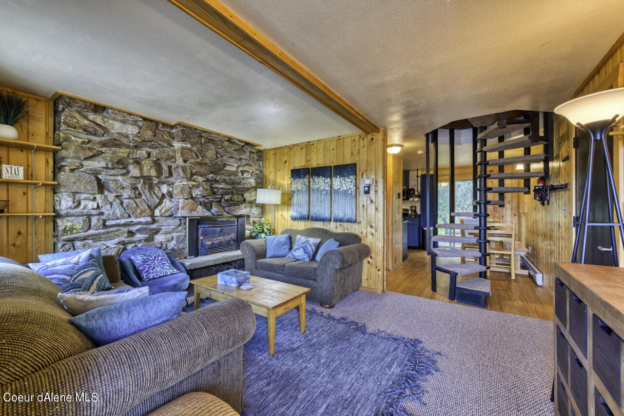 384 Parallel Run Sandpoint, ID 83864 - Photo 8 of 21 Main living area
