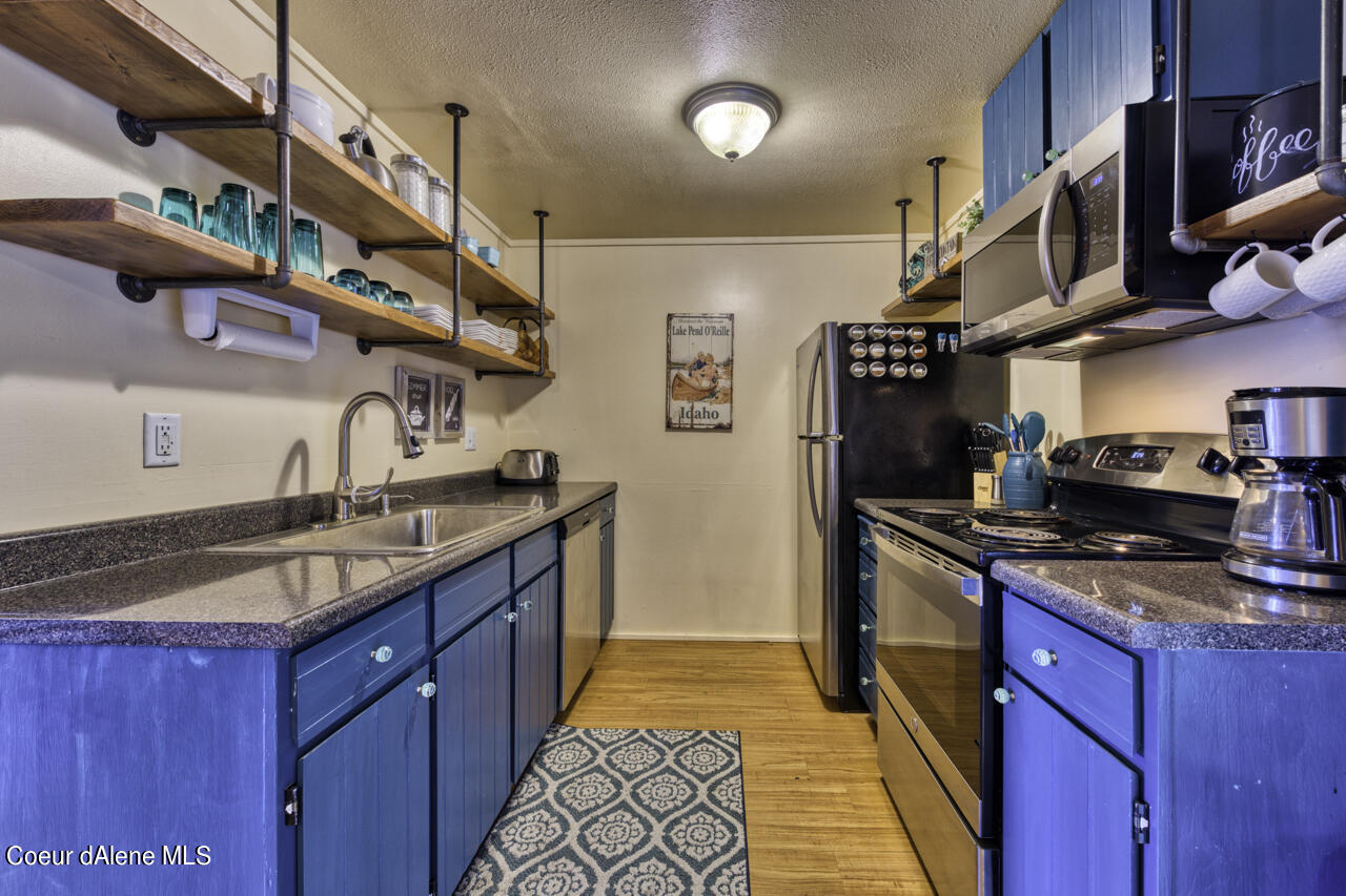 384 Parallel Run Sandpoint, ID 83864 - Photo 9 of 21 Fully stocked kitchen