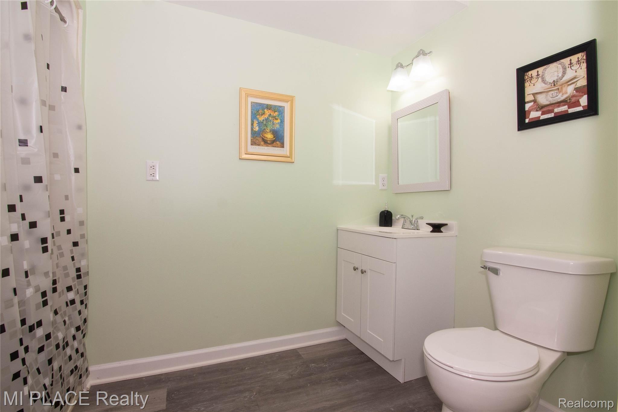 22330 Berg Road Southfield, MI 48033 - Photo 28 of 32 Handicap full bathroom
