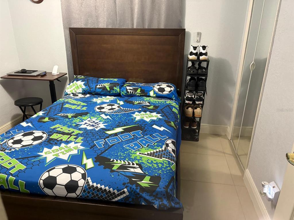 6005 West Clifton Street Tampa, FL 33634 - Photo 12 of 32 a vase of flowers sitting on a table