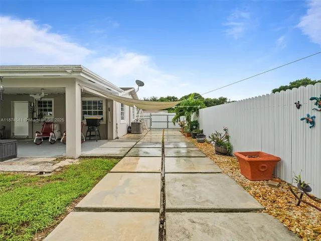 a view of a house with backyard and porch