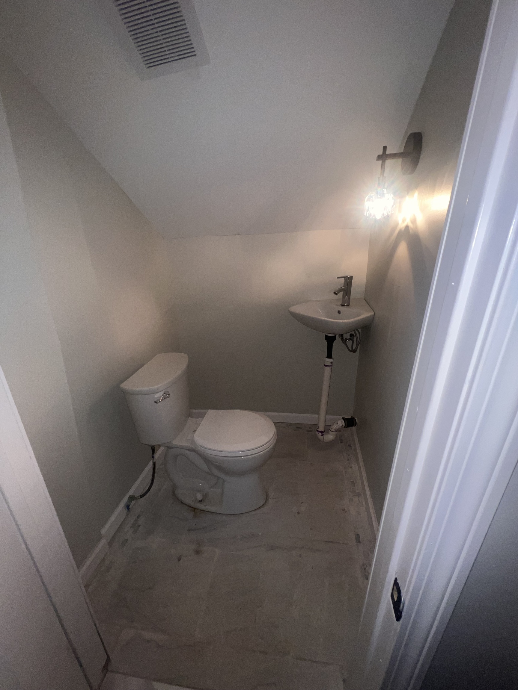 121 Pond Lily Avenue New Haven, CT 06515 - Photo 11 of 22 a bathroom with a toilet