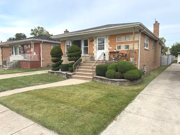 a view of a house with backyard