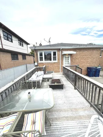 $299,900 | 8737 South Richmond Avenue, Evergreen Park, IL 60805