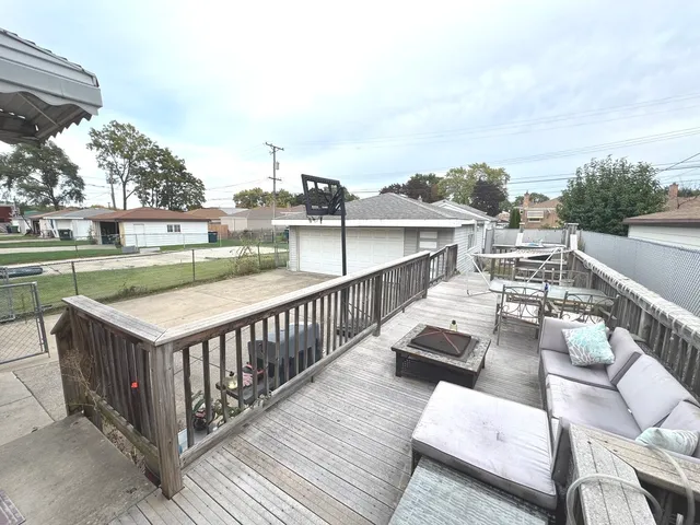 $310,000 | 8737 South Richmond Avenue, Evergreen Park, IL 60805