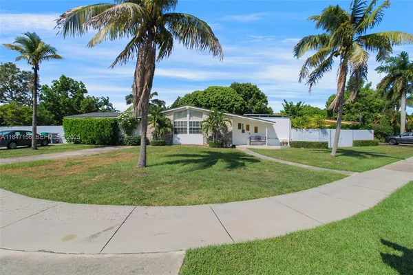 a view of a backyard with palm trees