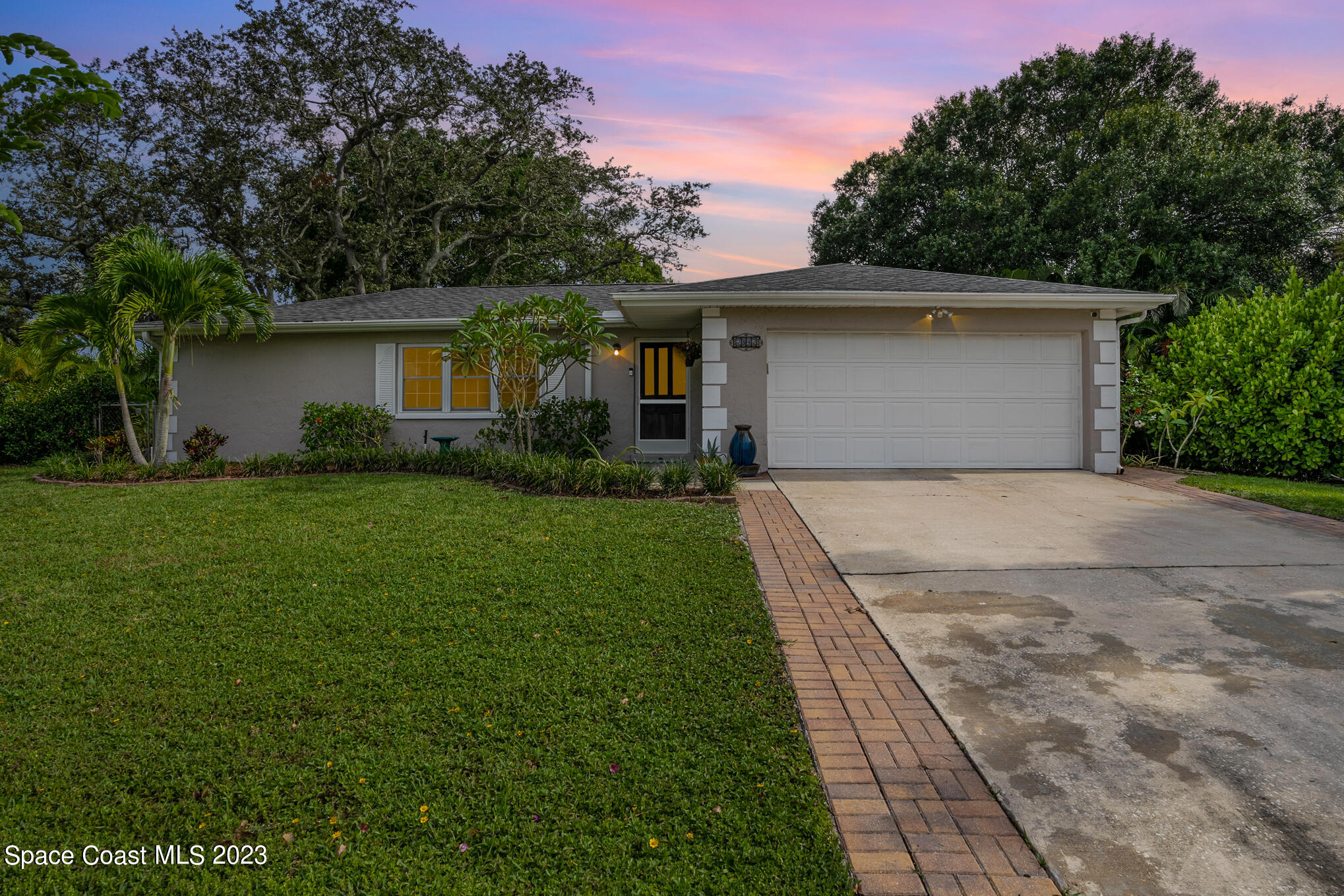 2842 Watkins Drive Melbourne, FL 32901 - Photo 39 of 39 a backyard of a house with plants and large tree
