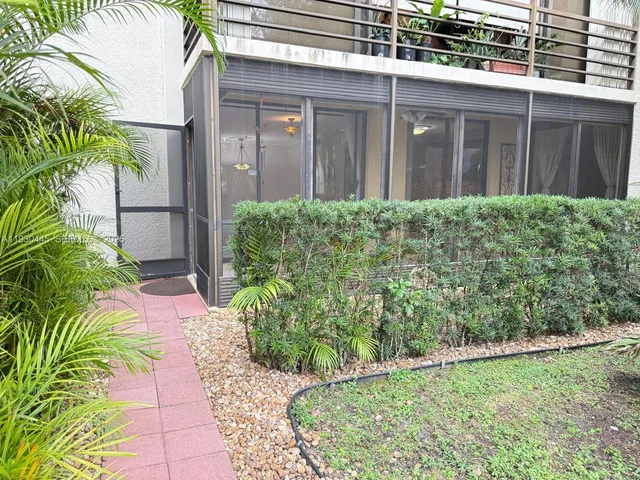 $2,200 | 671 Northeast 195th Street, Unit 121E, Miami, FL 33179
