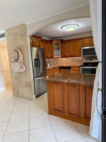 $2,200 | 671 Northeast 195th Street, Unit 121E, Miami, FL 33179
