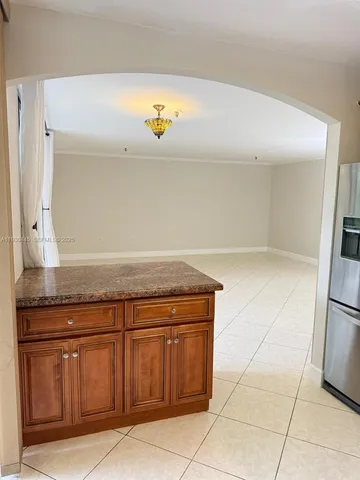 $2,200 | 671 Northeast 195th Street, Unit 121E, Miami, FL 33179