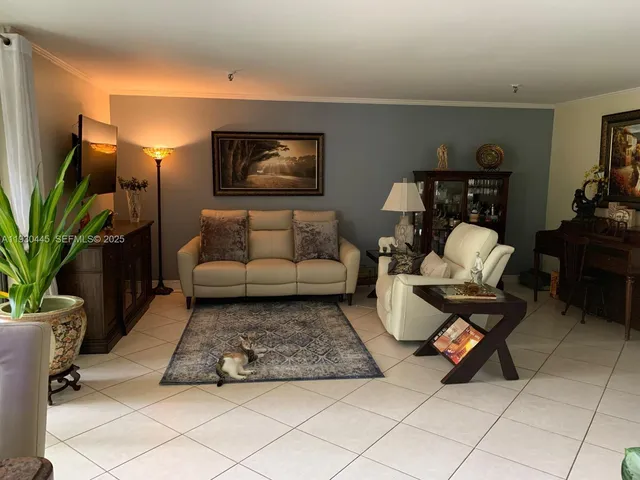 $2,200 | 671 Northeast 195th Street, Unit 121E, Miami, FL 33179