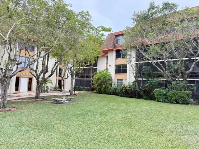 $2,200 | 671 Northeast 195th Street, Unit 121E, Miami, FL 33179