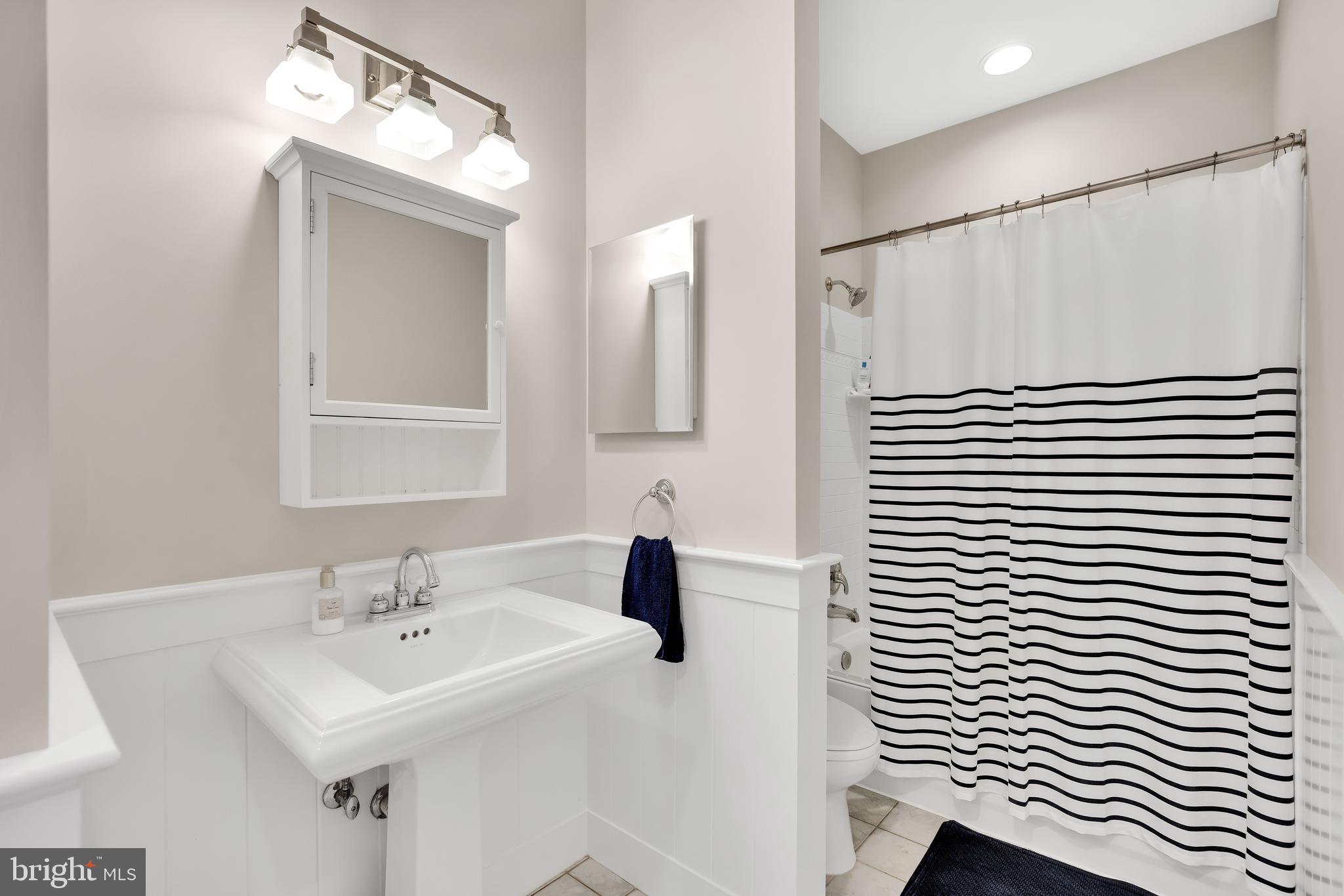 6525 Kenhill Road Bethesda, MD 20817 - Photo 29 of 45 Connecting full bathroom