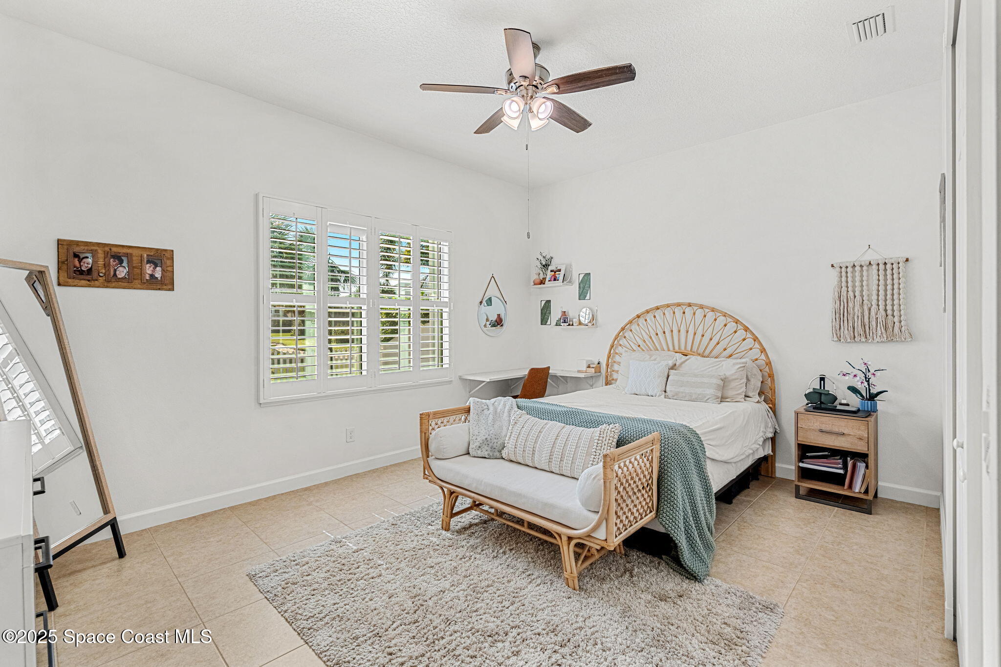 231 Loggerhead Drive Melbourne Beach, FL 32951 - Photo 17 of 47 a spacious bedroom with a bed and a window