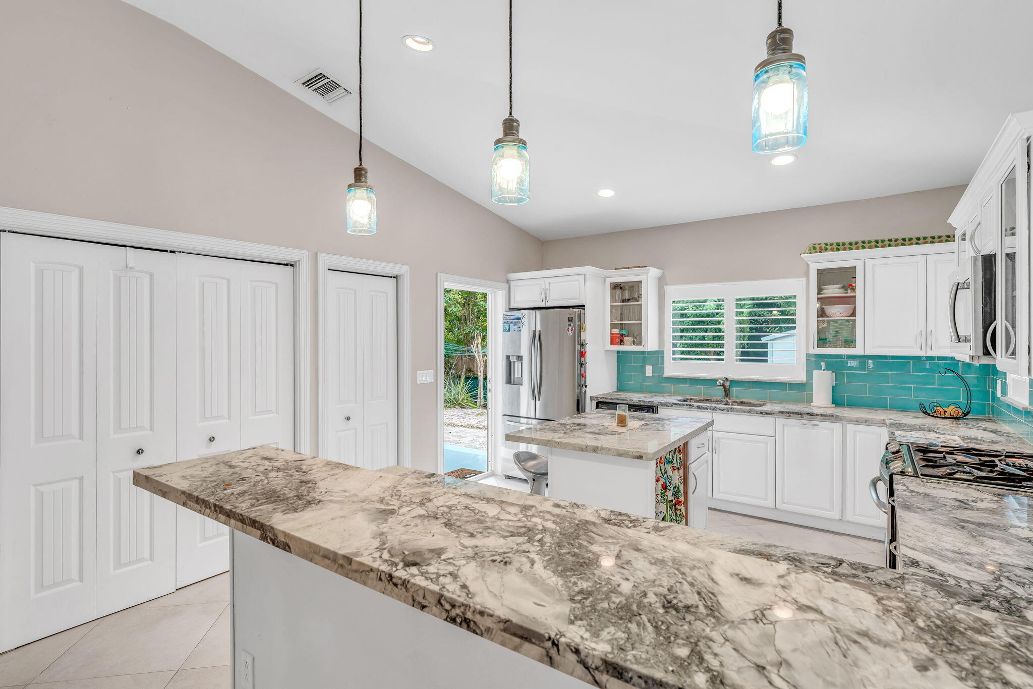 460 Lime Drive Key Largo, FL 33037 - Photo 11 of 49 Kitchen bar area