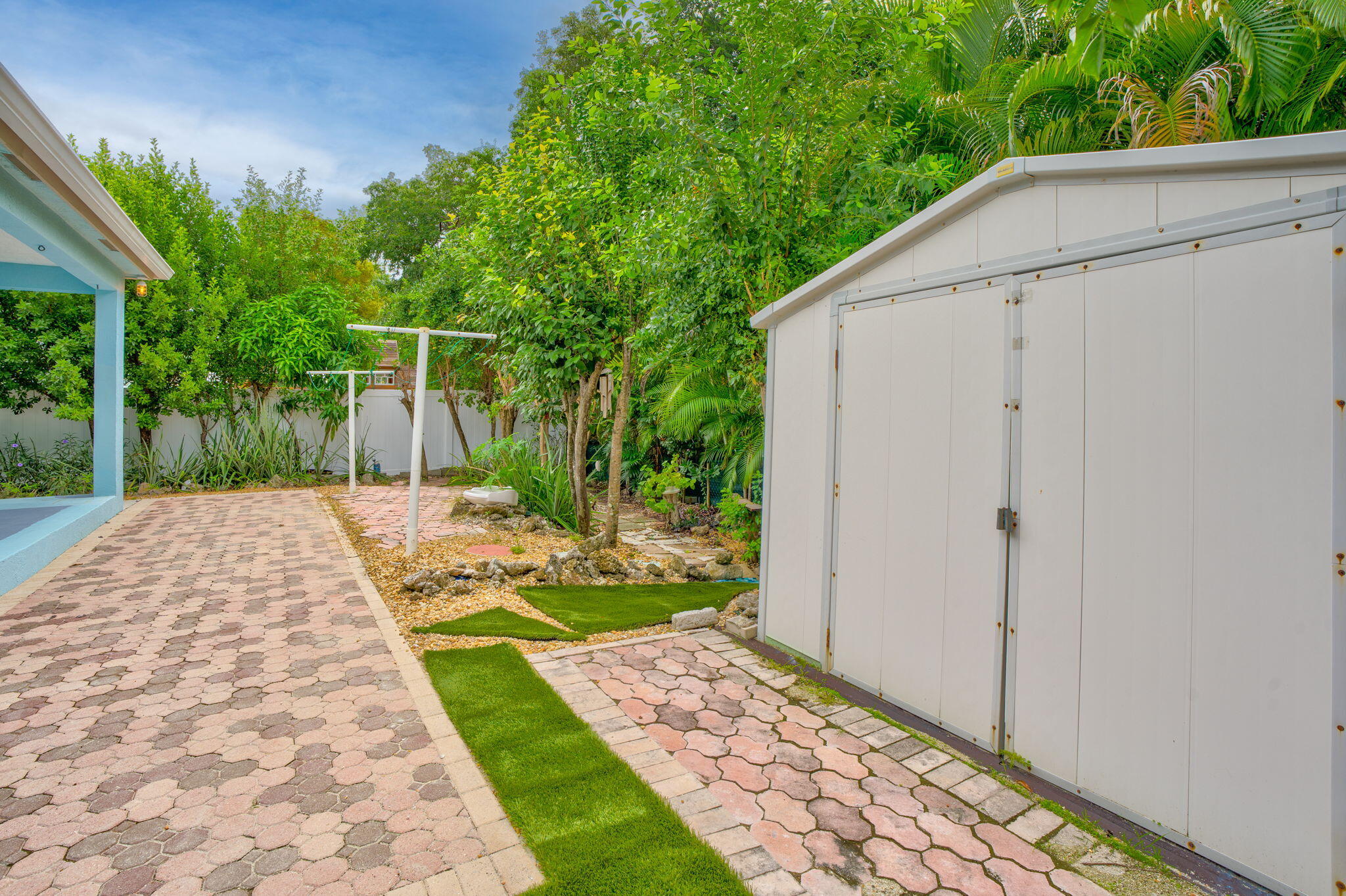 460 Lime Drive Key Largo, FL 33037 - Photo 39 of 49 a view of a backyard with sitting area