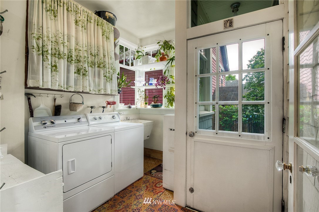 529 19th Avenue Seattle, WA 98122 - Photo 19 of 39 a utility room with dryer and washer