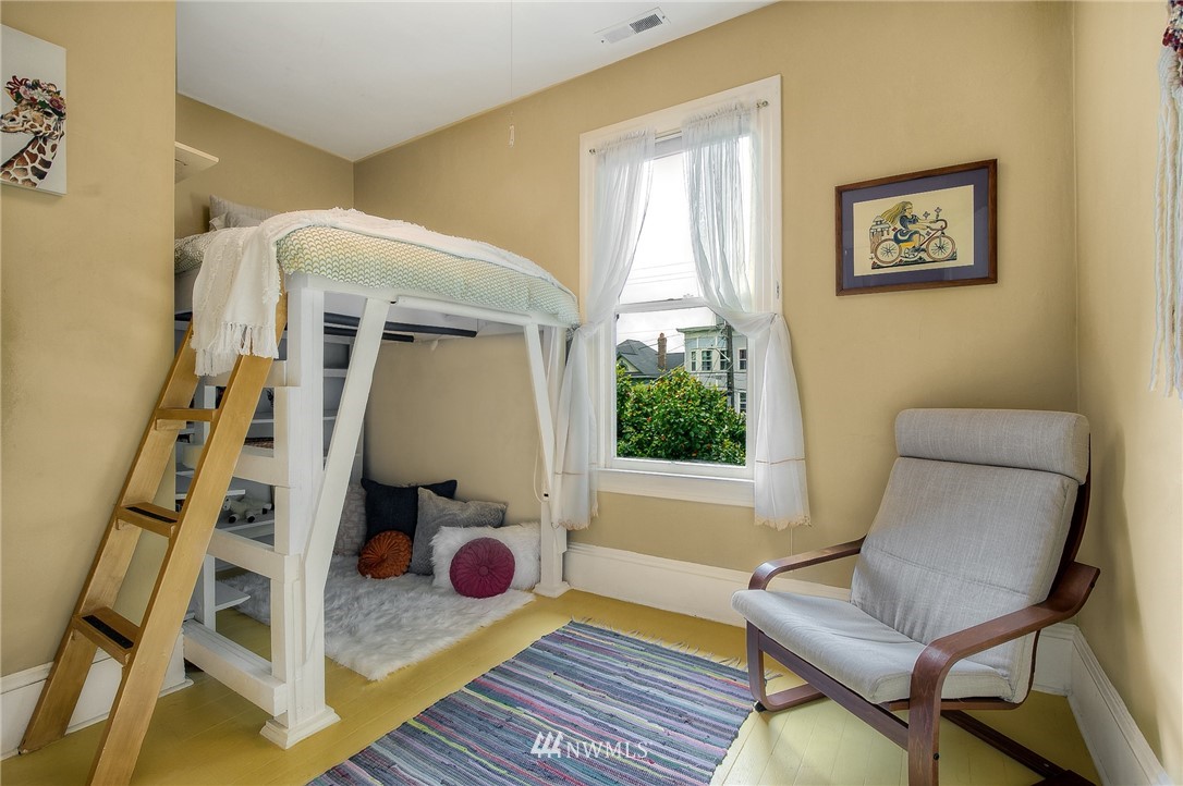 529 19th Avenue Seattle, WA 98122 - Photo 20 of 39 a living room with furniture and a window