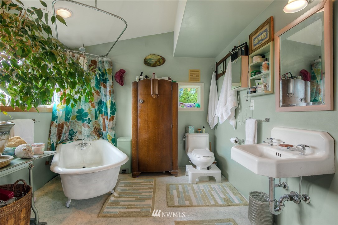 529 19th Avenue Seattle, WA 98122 - Photo 29 of 39 a bathroom with a sink and mirror
