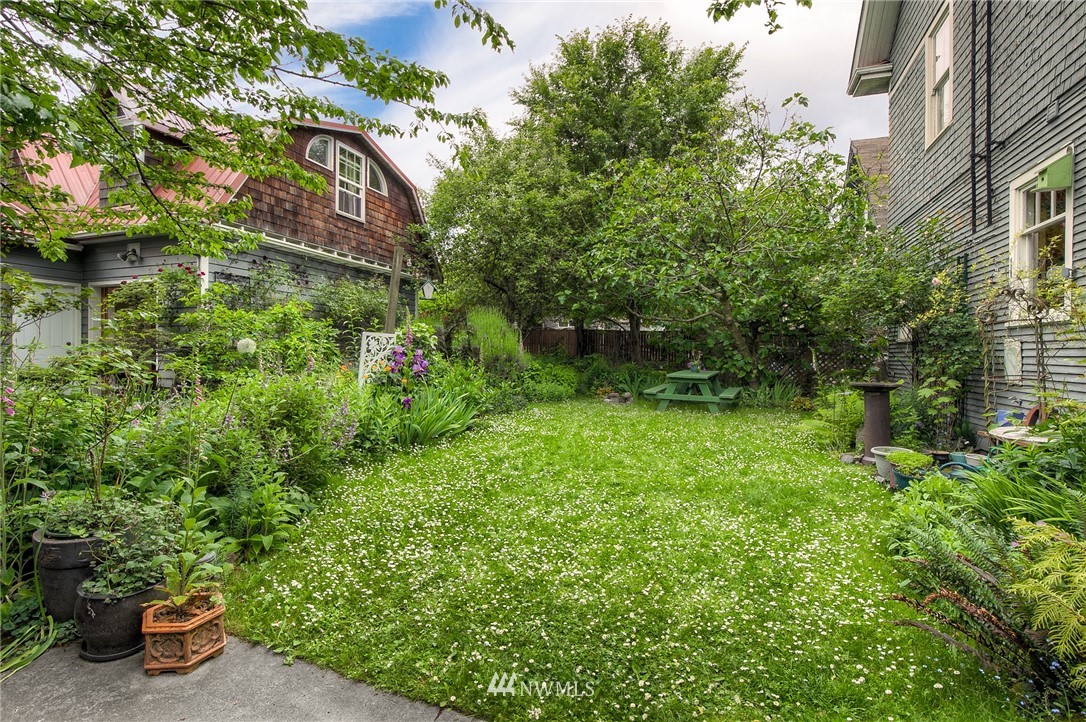 529 19th Avenue Seattle, WA 98122 - Photo 32 of 39 a backyard of a house with lots of green space