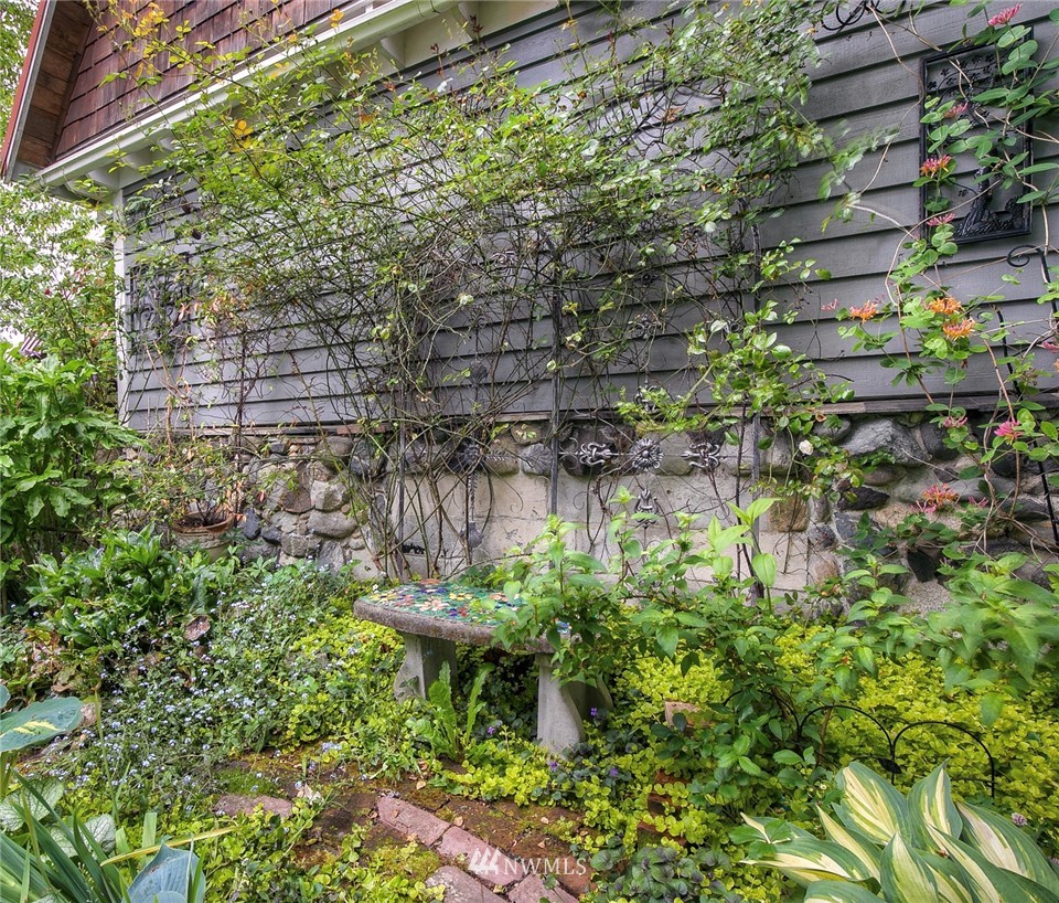 529 19th Avenue Seattle, WA 98122 - Photo 33 of 39 a view of a bench in a garden