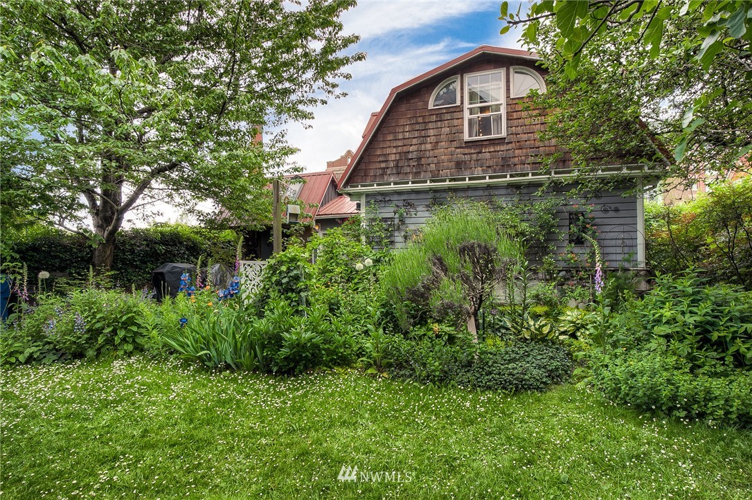 529 19th Avenue Seattle, WA 98122 - Photo 38 of 39 a backyard of a house with lots of green space