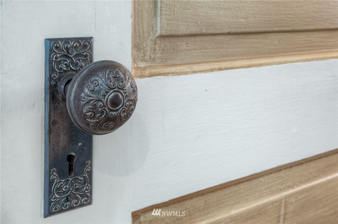 529 19th Avenue Seattle, WA 98122 - Photo 8 of 39 a close up of a wall with a window