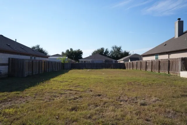 a view of a backyard