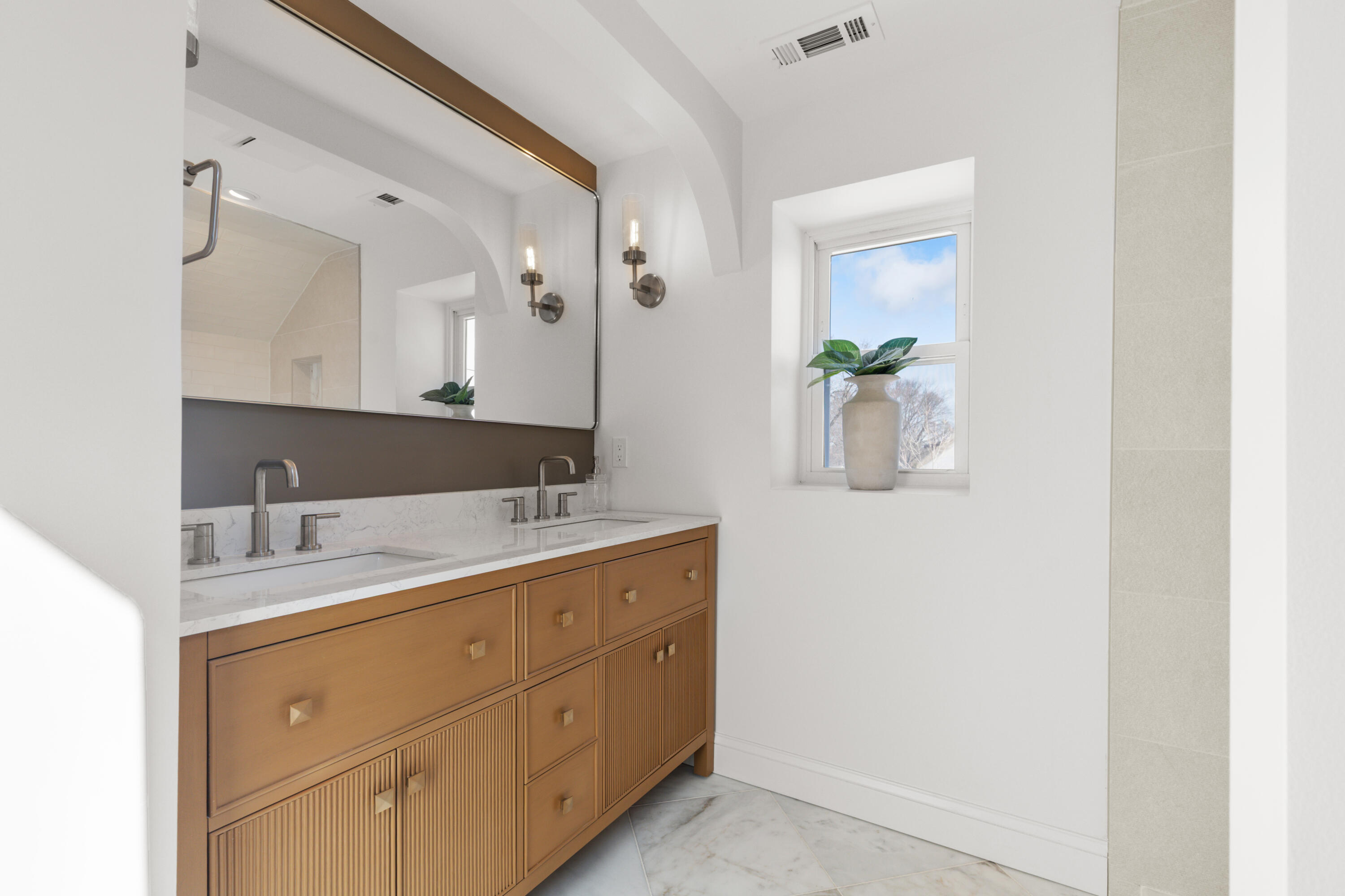 483 East Morgan Avenue Milwaukee, WI 53207 - Photo 17 of 21 2nd floor bathroom