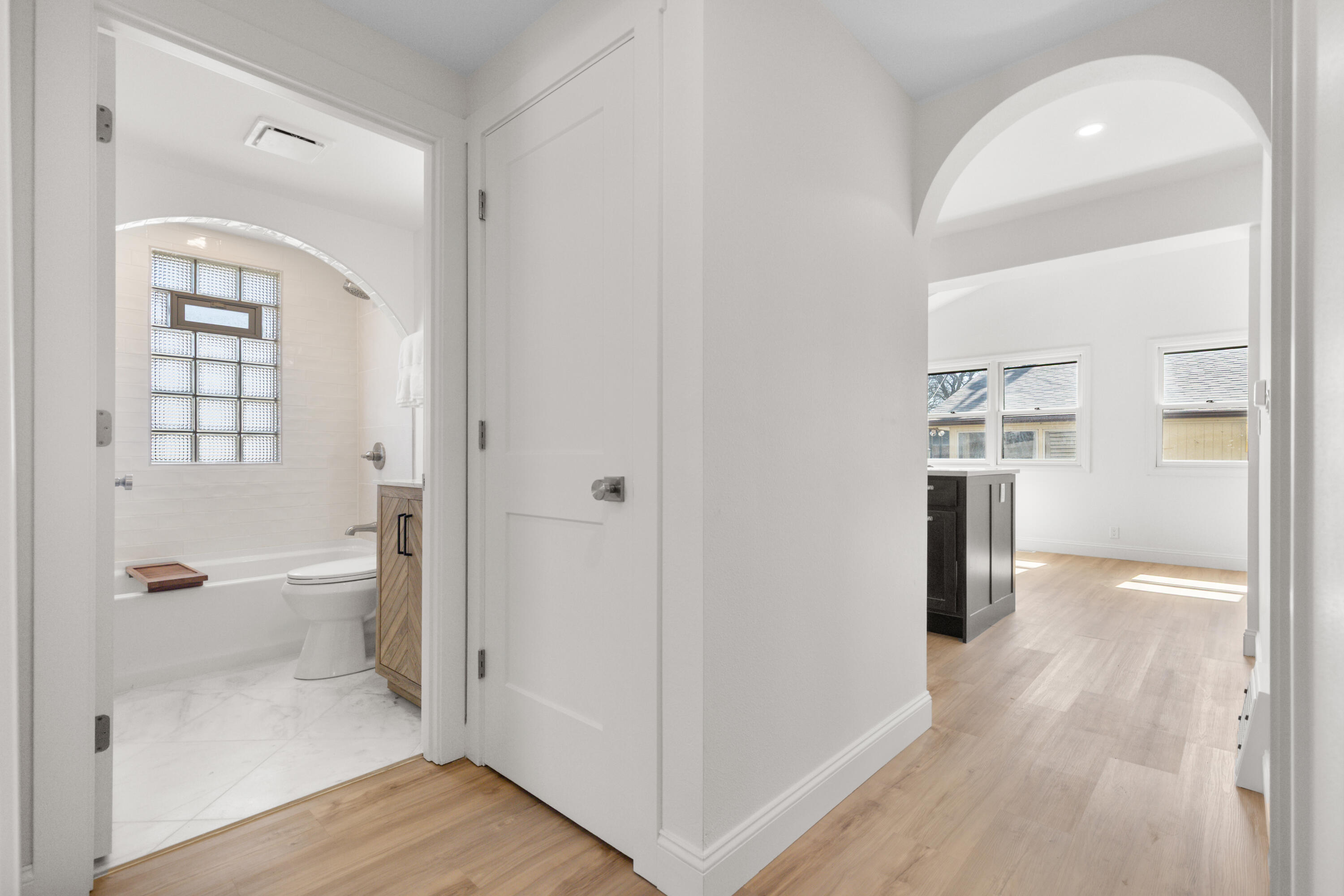 483 East Morgan Avenue Milwaukee, WI 53207 - Photo 5 of 21 1st Floor Hallway