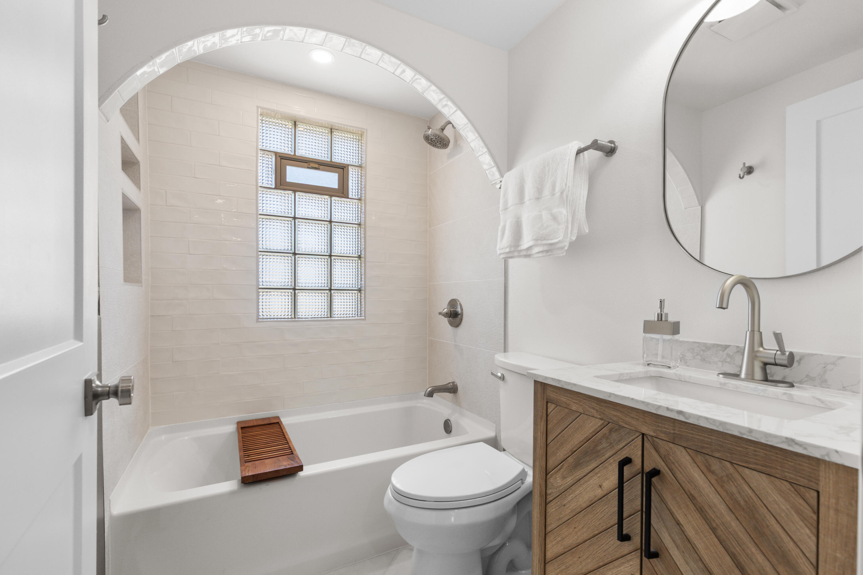 483 East Morgan Avenue Milwaukee, WI 53207 - Photo 8 of 21 Main floor bathroom